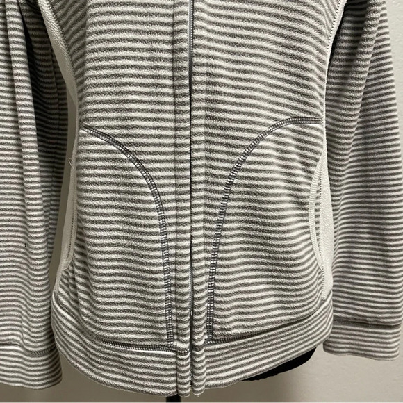 Old Navy Women’s Fleece Grey Striped Zip Up Jacket Small - Picture 2 of 8